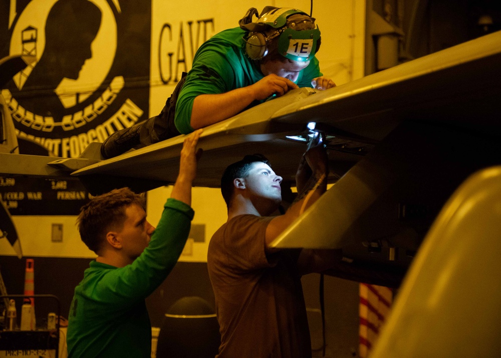 USS Carl Vinson (CVN 70) Sailors Conduct Maintenance