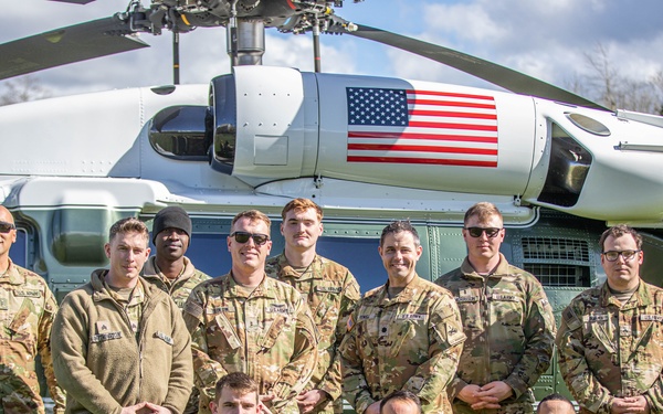 2-501 Crew pose in front of Marine-1