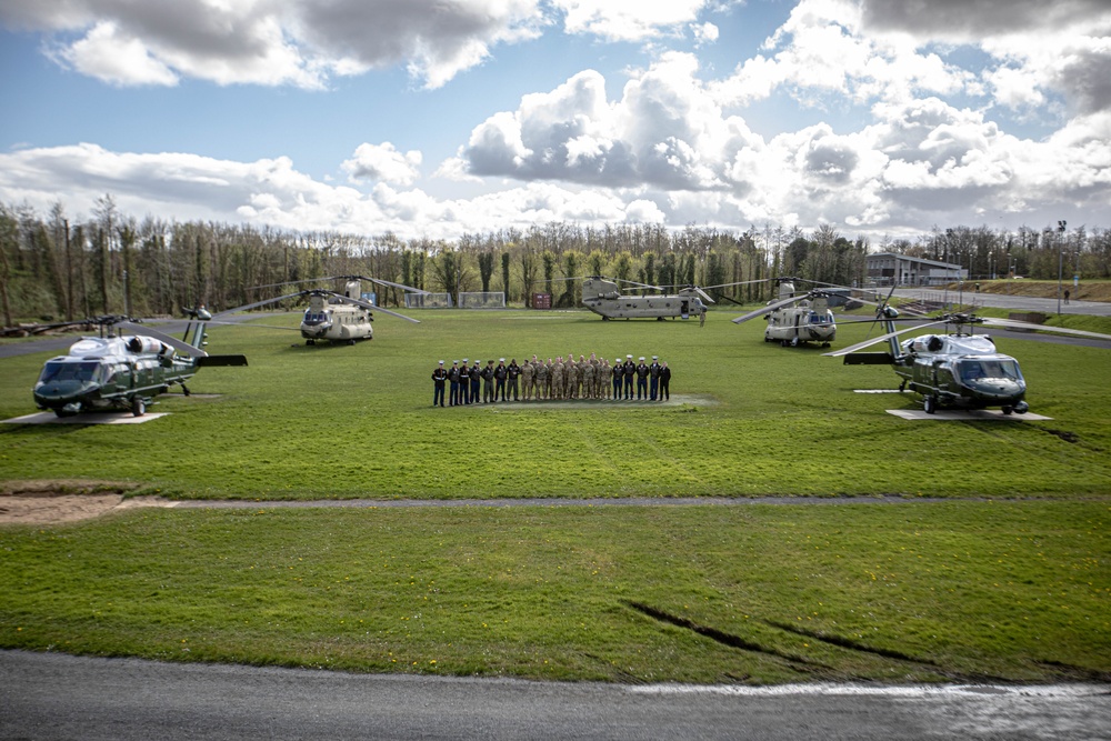 HMX-1 and 2-501 Pose with their aircraft for group photo