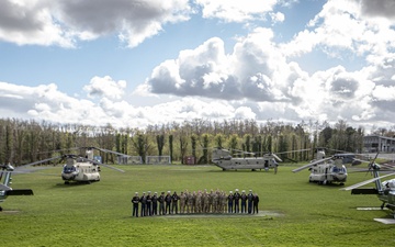 HMX-1 and 2-501 Pose with their aircraft for group photo