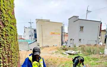 Humphreys joins local community to clean up