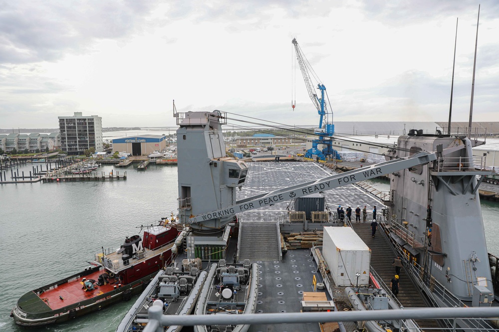 USS Carter Hall (LSD 50) Pulls into Morehead City