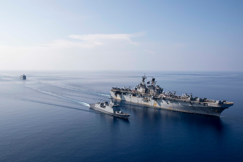 Makin Island Conducts Replenishment-at-Sea Exercise with Philippine navy