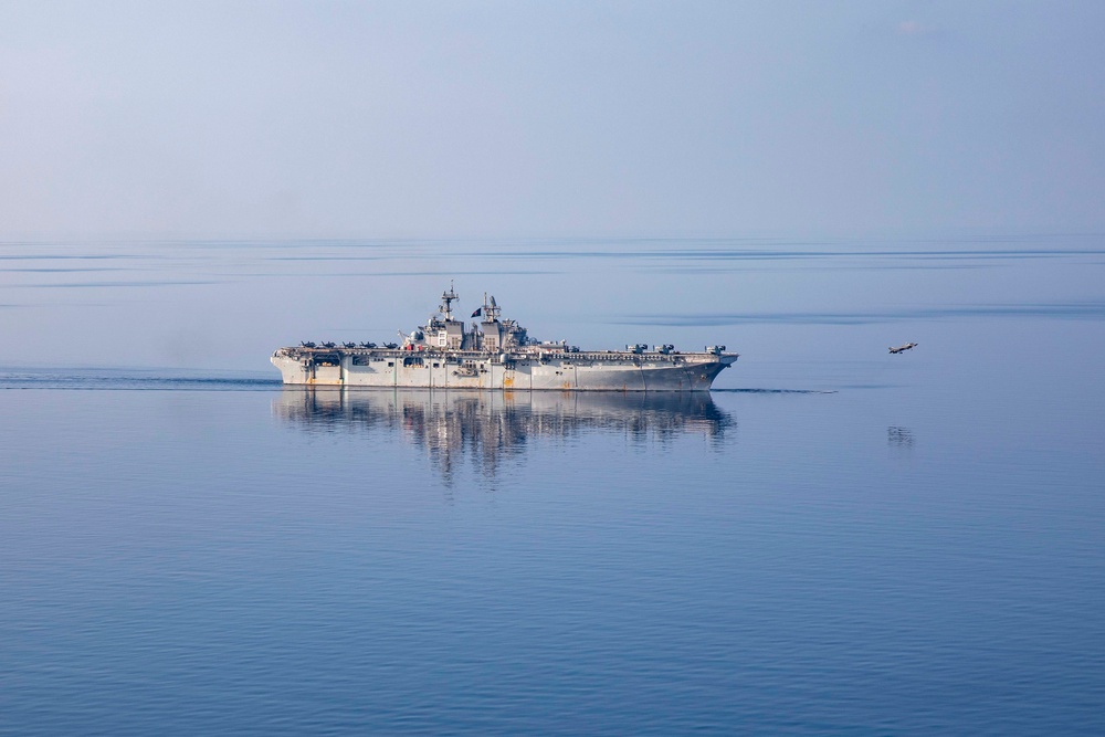 Makin Island Conducts Replenishment-at-Sea Exercise with Philippine navy