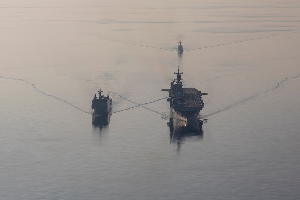 Makin Island Conducts Replenishment-at-Sea Exercise with Philippine navy