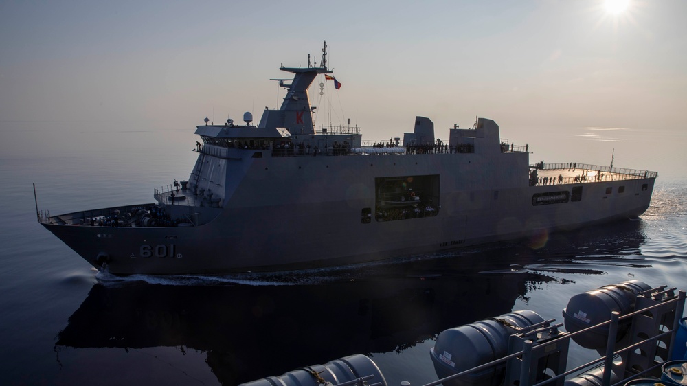 USS Makin Island Conducts Replenishment-at-Sea Exercise with Philippine navy