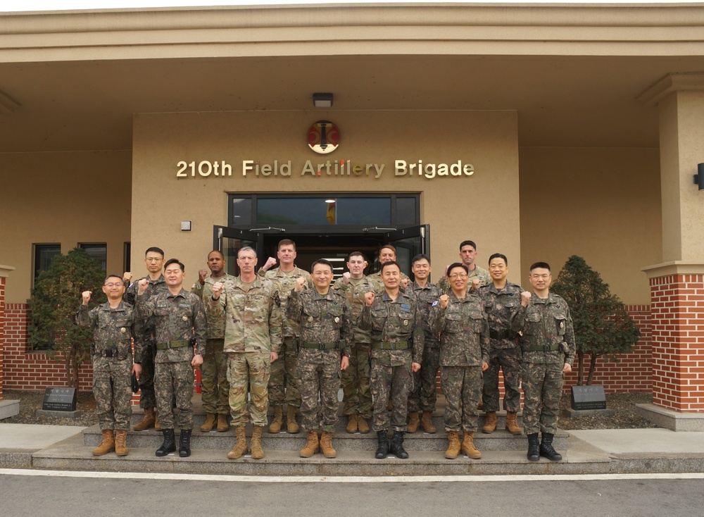 ROK Chairman Joint Chiefs of Staff, Gen. Kim Seung-kyum Visits 210 Field Artillery Brigade