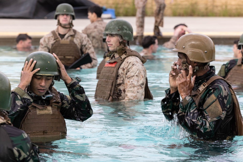 Recon Marines, Indonesian Korps Marinir complete intermediate swim qual