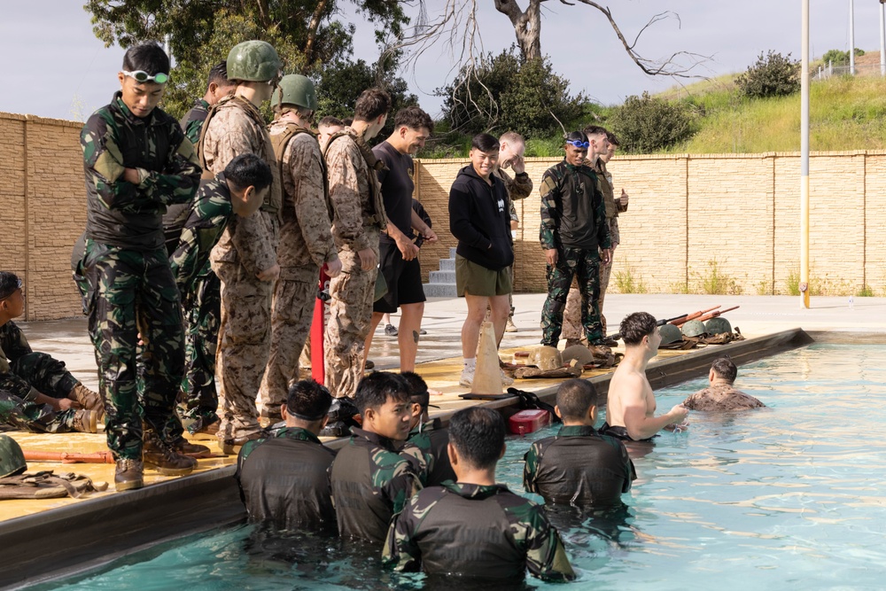 Recon Marines, Indonesian Korps Marinir complete intermediate swim qual