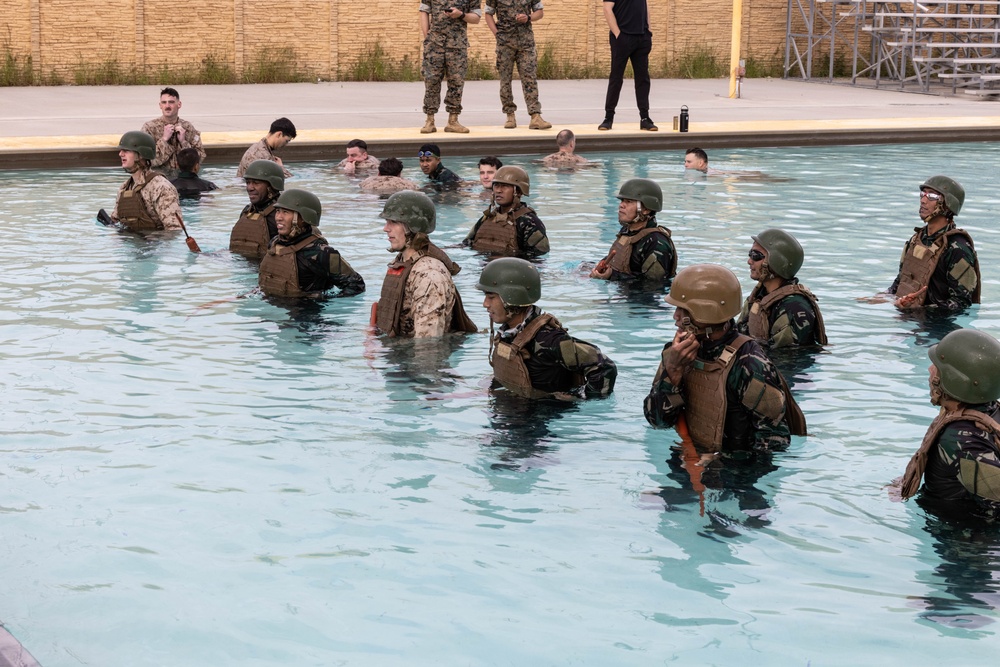 Recon Marines, Indonesian Korps Marinir complete intermediate swim qual