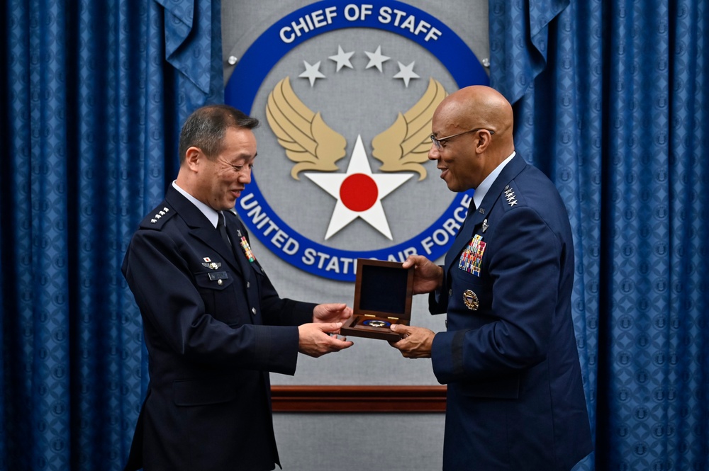 CSAF Brown meets Japan Gen. Uchikura