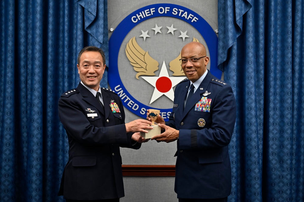 CSAF Brown meets Japan Gen. Uchikura