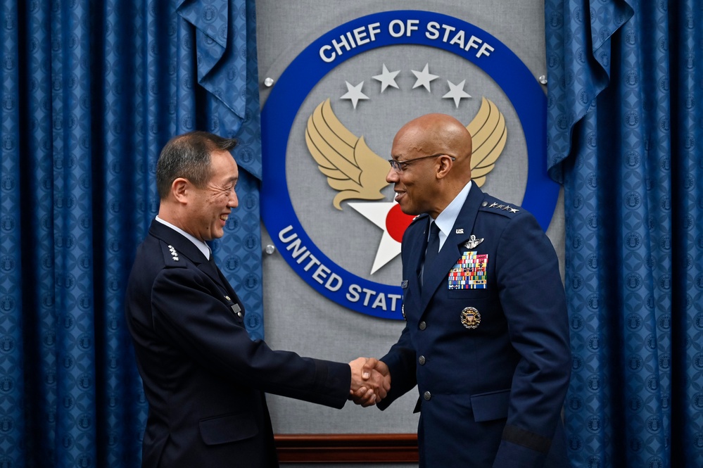 CSAF Brown meets Japan Gen. Uchikura