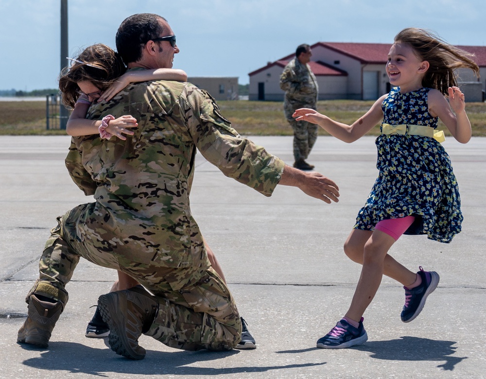 Rescue Airman embraces daughters