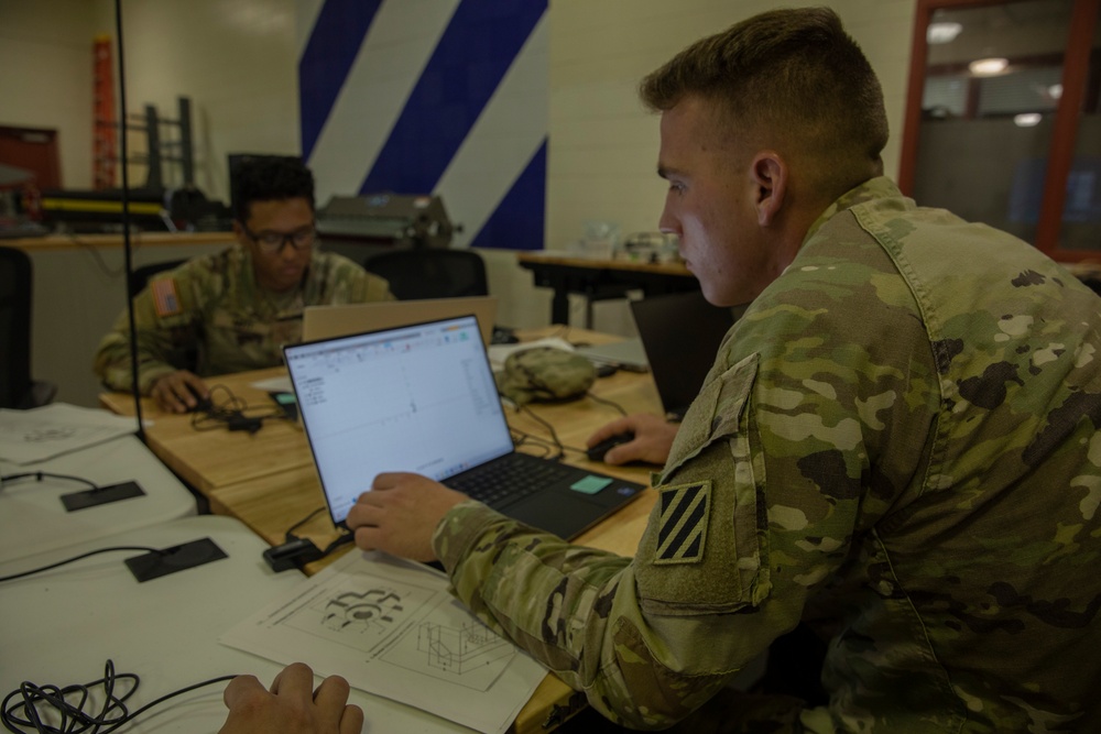 &quot;Dogface&quot; Soldiers Learn 3D Modeling at the Marne Innovation Center