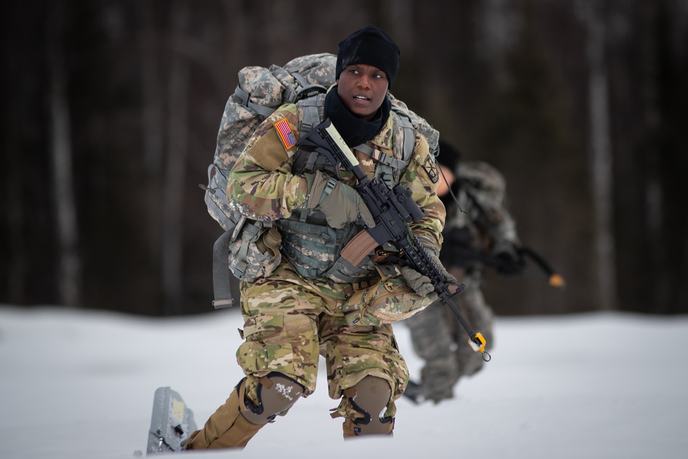 Cadets with University Alaska Anchorage Army ROTC Seawolf Detachment and University Alaska Fairbanks Army ROTC Nanook Battalion train together during the Operation Valkyrie Sheild