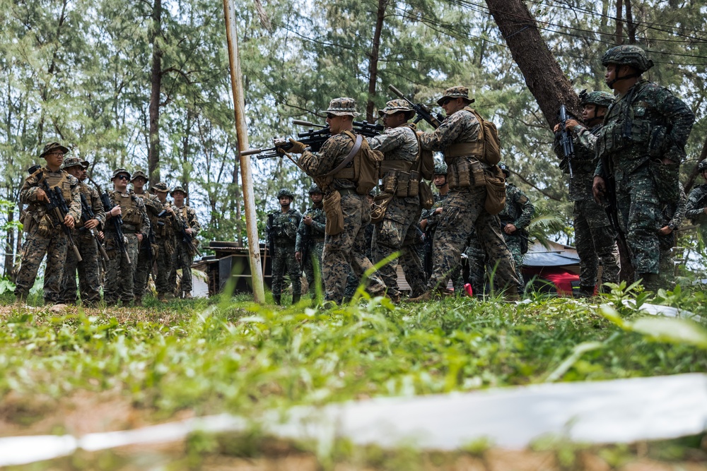 Filipino, U.S. Marines Conduct Bilateral Bilateral Close-Quarters Combat Drills and Techniques