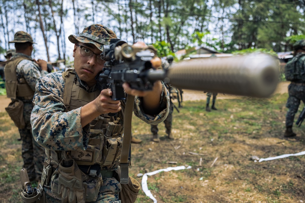 Philippine, U.S. Marines conduct bilateral close-quarters combat drills and techniques