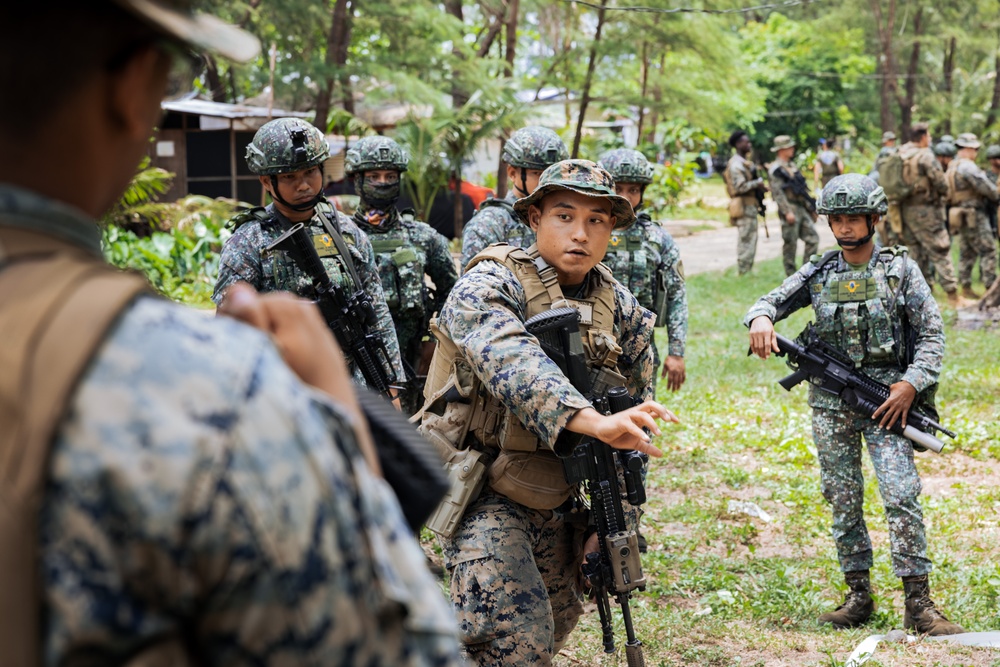 Philippine, U.S. Marines conduct bilateral close-quarters combat drills and techniques