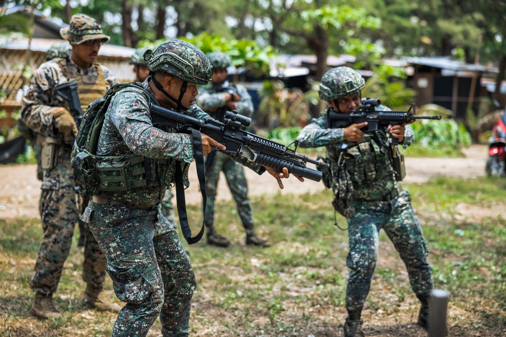 Philippine, U.S. Marines conduct bilateral close-quarters combat drills and techniques