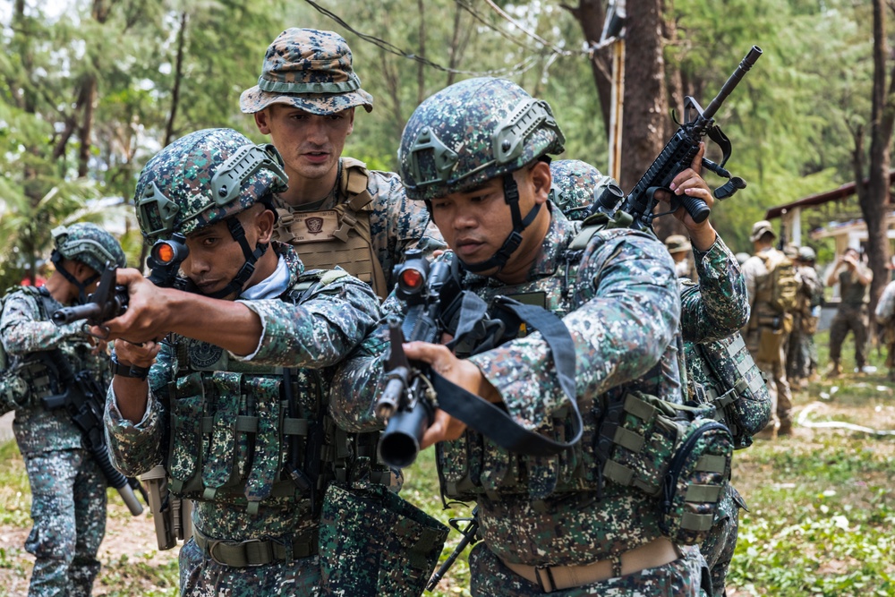 Philippine, U.S. Marines conduct bilateral close-quarters combat drills and techniques