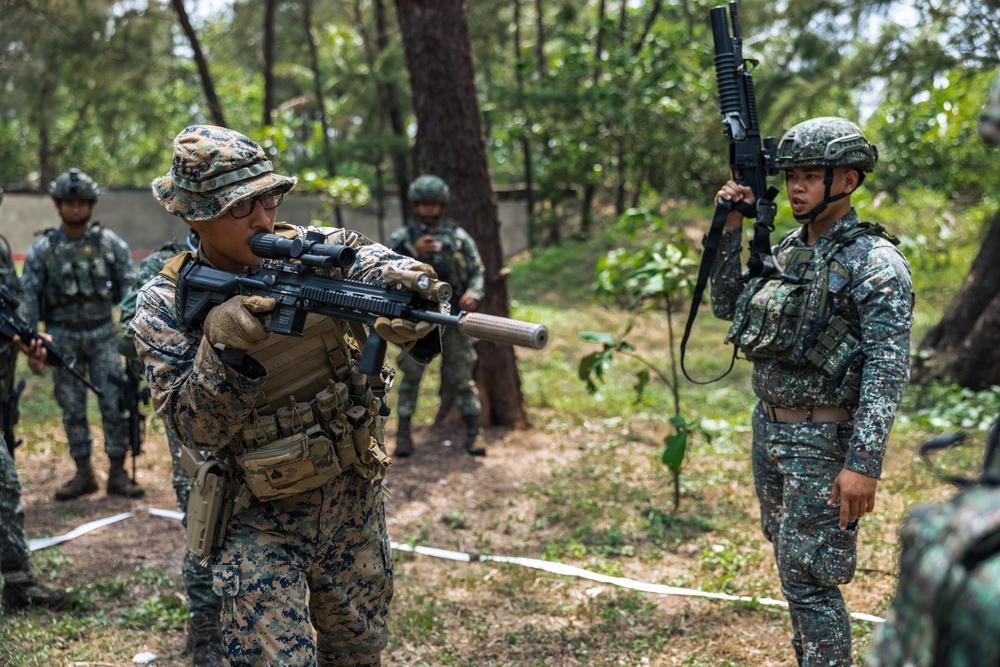 Philippine, U.S. Marines conduct bilateral close-quarters combat drills and techniques