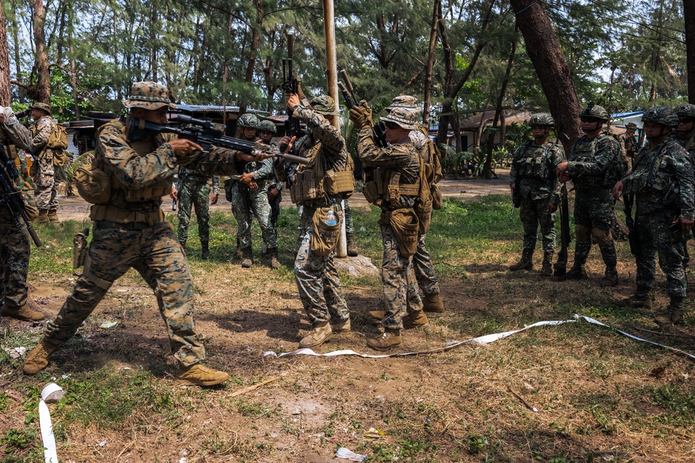 Philippine, U.S. Marines conduct bilateral close-quarters combat drills and techniques
