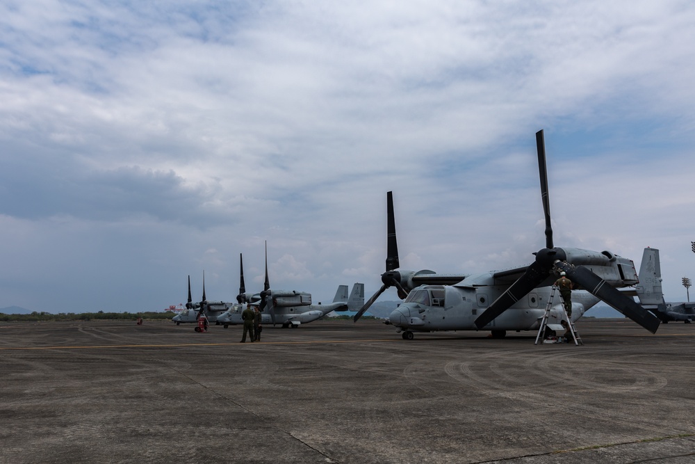 Balikatan 23 | Aviation Combat Element Commanding Officer Visits Flight line