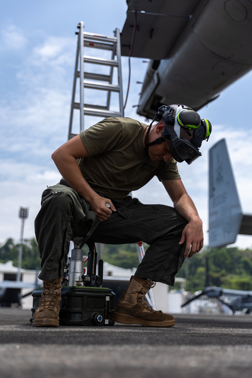 Balikatan 23 | Aviation Combat Element Commanding Officer Visits Flight line