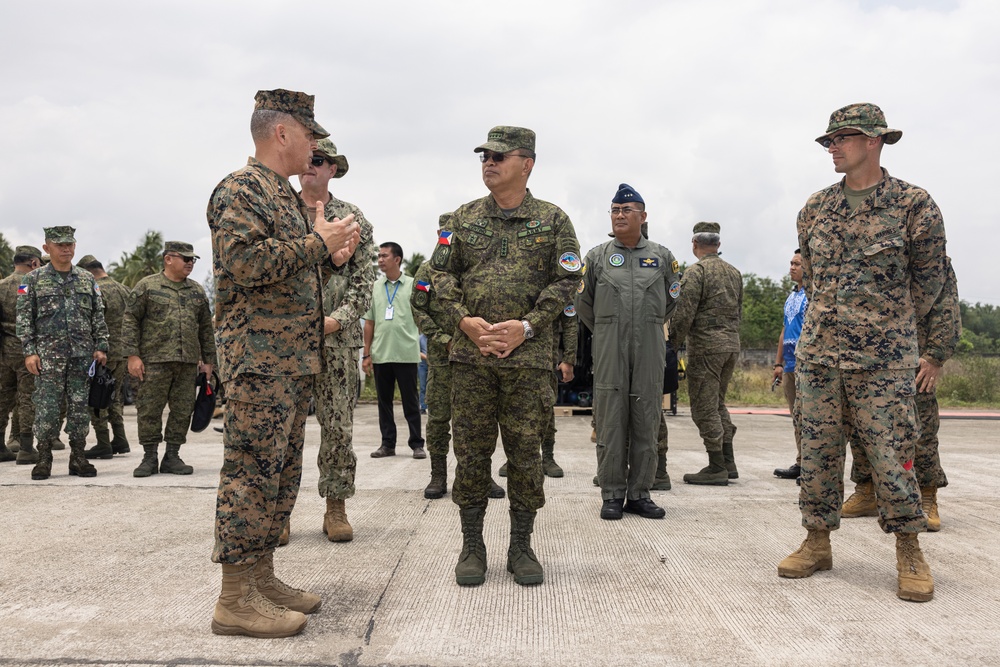 3d MLG General and AFP Chief of Staff visit Camp Agnew