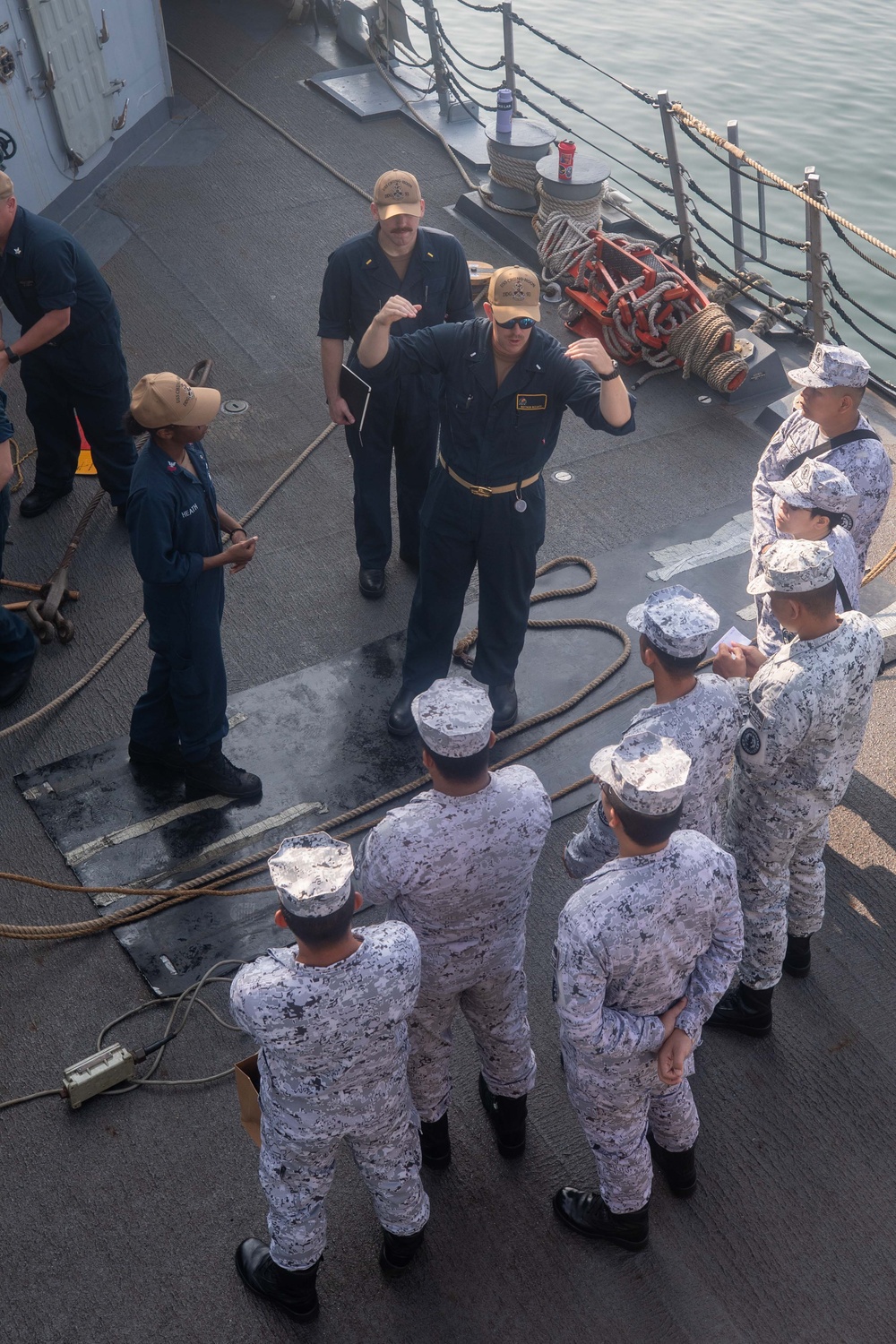 U.S. Navy Sailors give training to Philippine Navy Sailors.