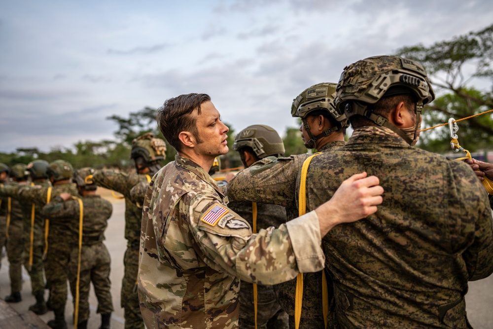 Philippine, US Special Forces practice parachute landing procedures