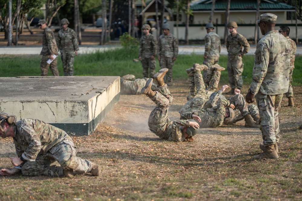 Philippine, U.S. Special Forces practice parachute landing procedures