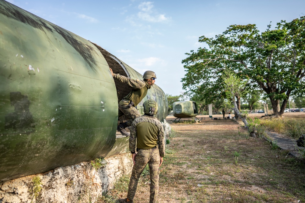 Philippine, US Special Forces practice parachute landing procedures