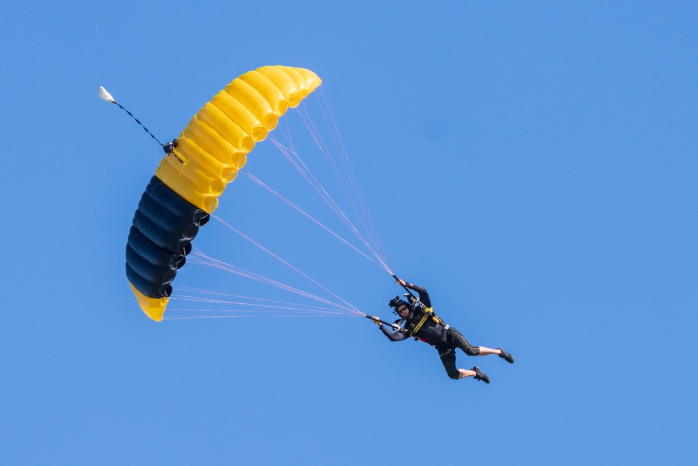 Army Golden Knights jump in San Antonio ahead of Fiesta