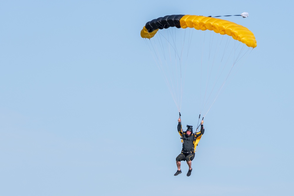 Army Golden Knights jump in San Antonio ahead of Fiesta