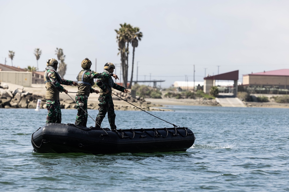 Recon Marines, Indonesian Korps Marinir rehearse small boat emergency procedures