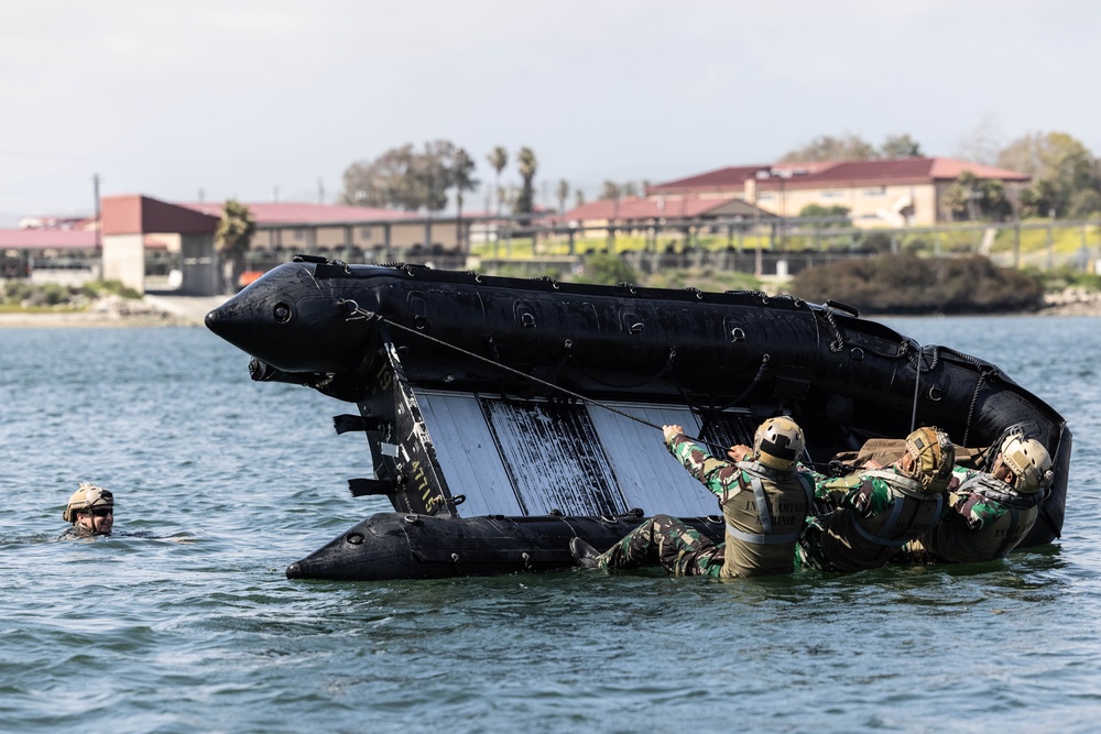 Recon Marines, Indonesian Korps Marinir rehearse small boat emergency procedures