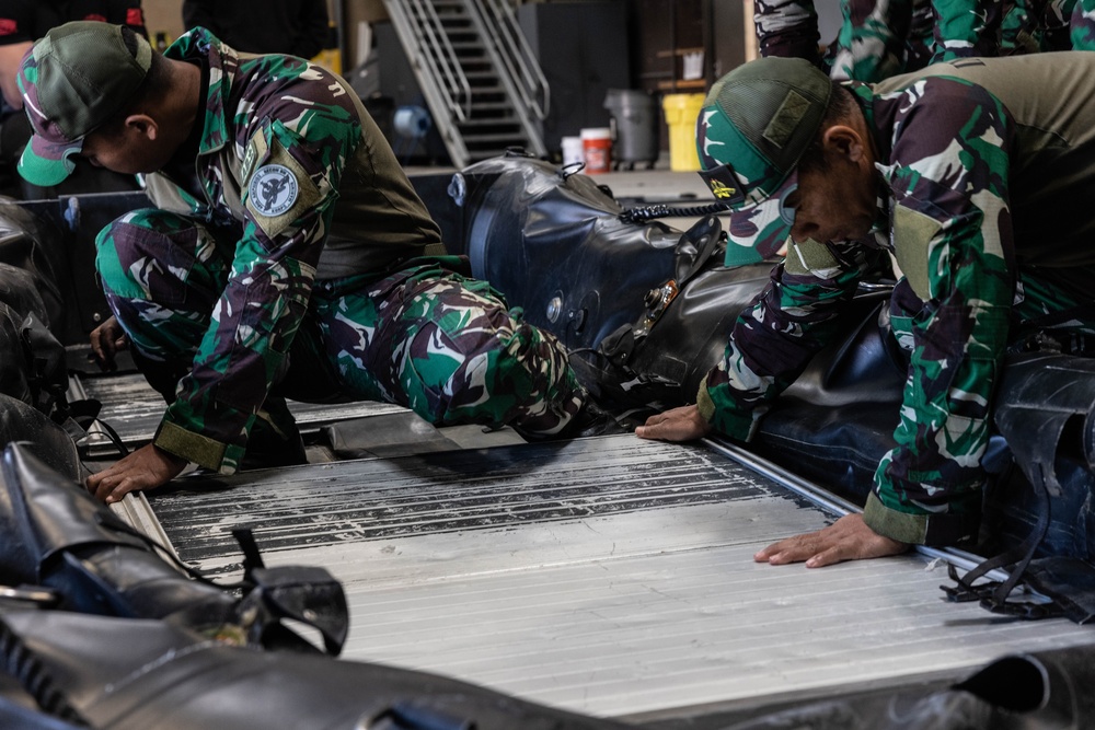 Recon Marines, Indonesian Korps Marinir rehearse small boat emergency procedures