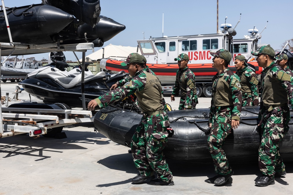 Recon Marines, Indonesian Korps Marinir rehearse small boat emergency procedures