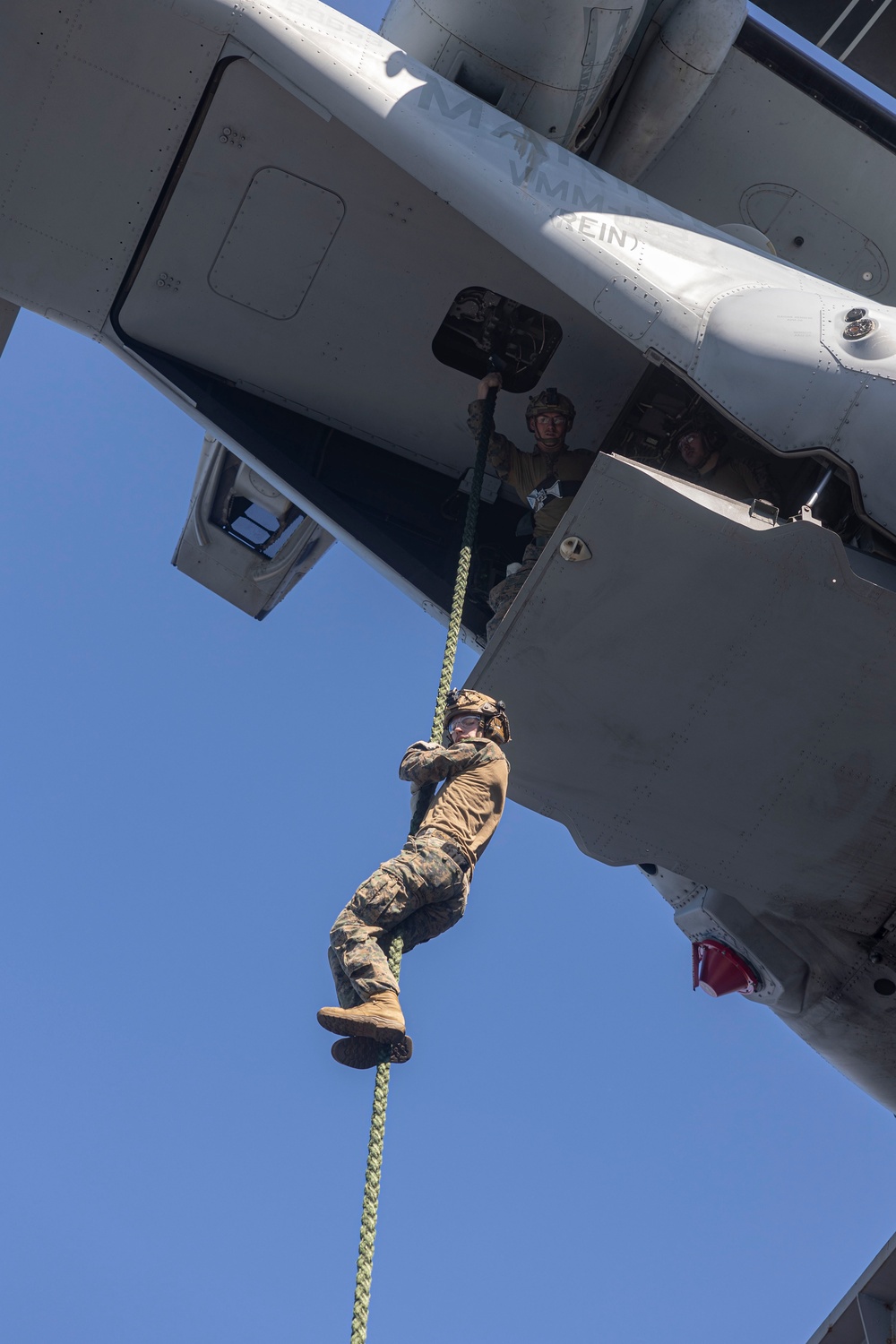 26th MEU Conducts Fast Rope Training aboard the USS Bataan