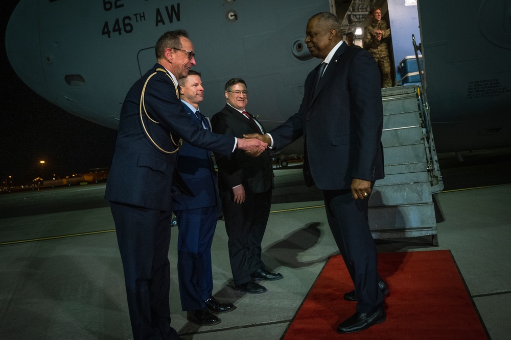 SECDEF Arrival in Sweden