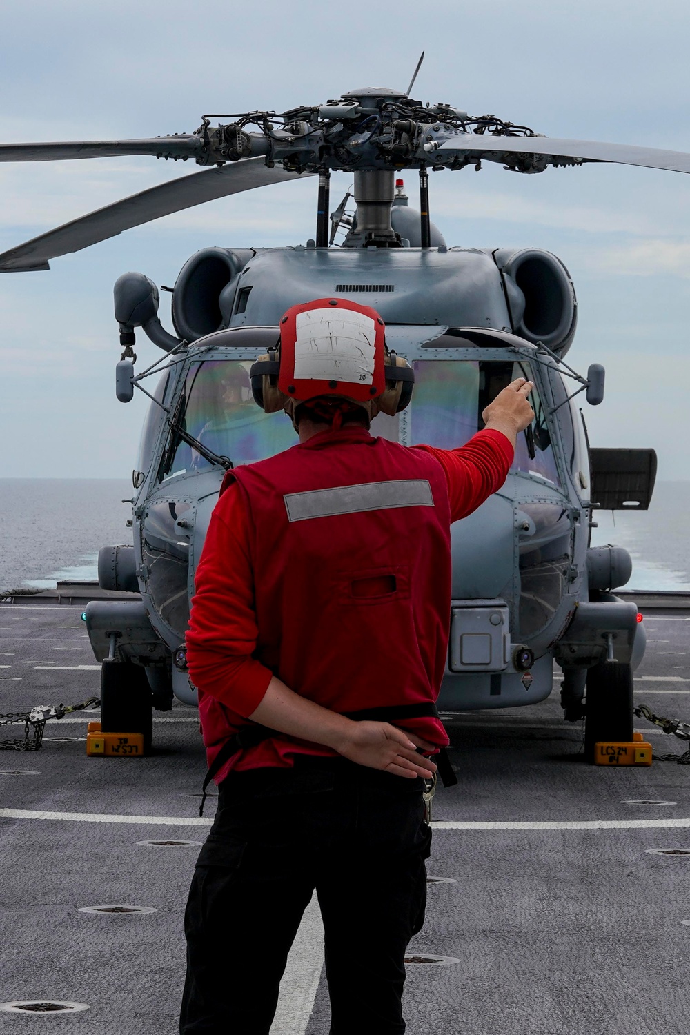 USS OAKLAND CONDUCTS FLIGHT OPERATIONS