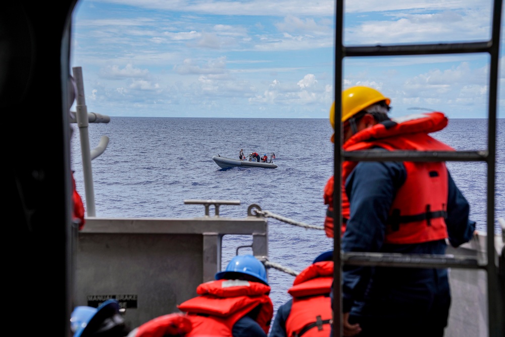 USS OAKLAND CONDUCTS SMALL BOAT OPERATIONS