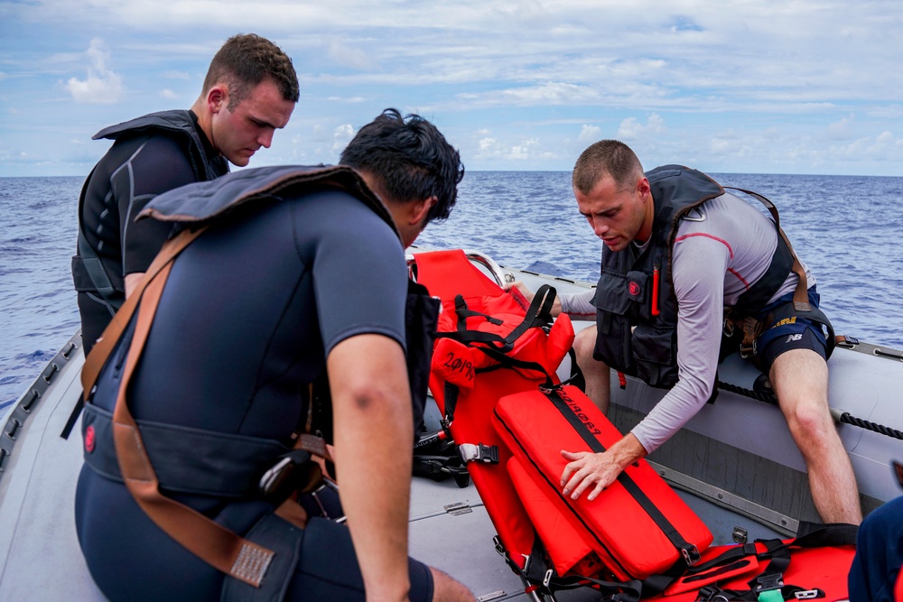 USS OAKLAND CONDUCTS SMALL BOAT OPERATIONS