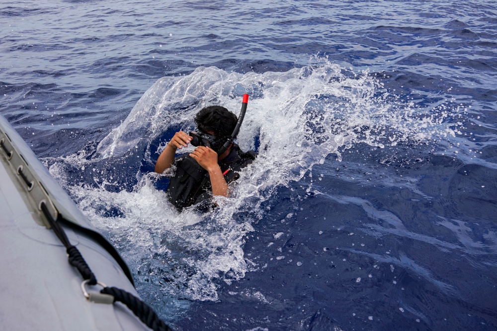 USS OAKLAND CONDUCTS SMALL BOAT OPERATIONS