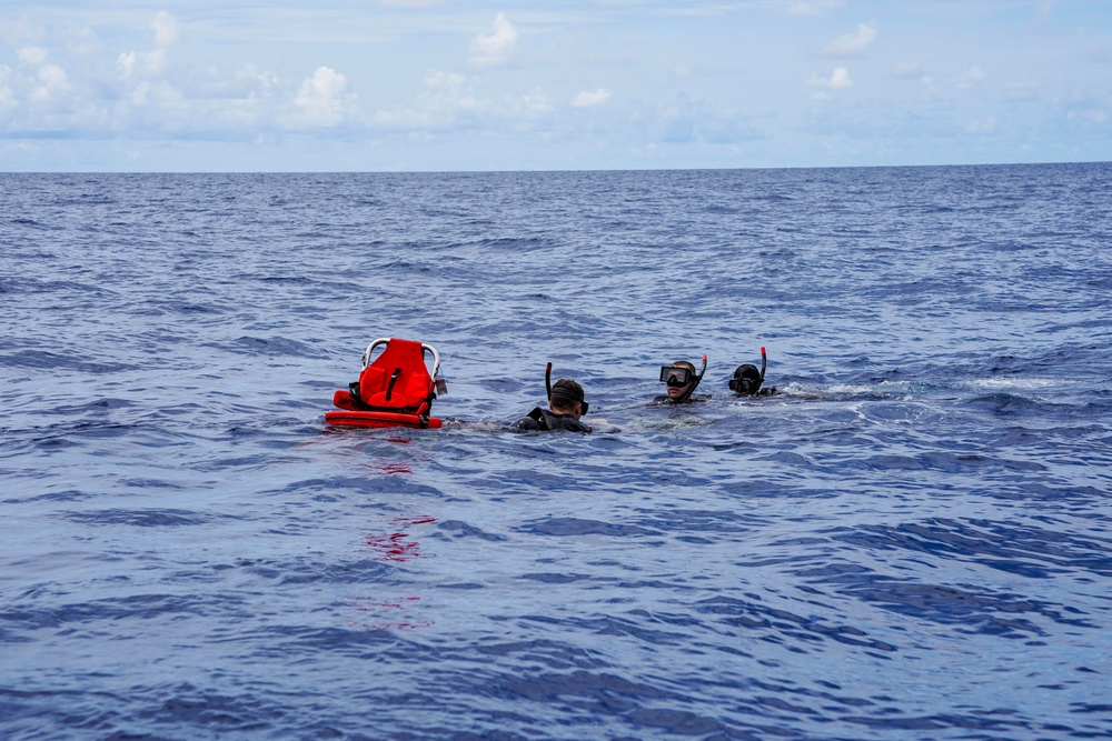 USS OAKLAND CONDUCTS SMALL BOAT OPERATIONS