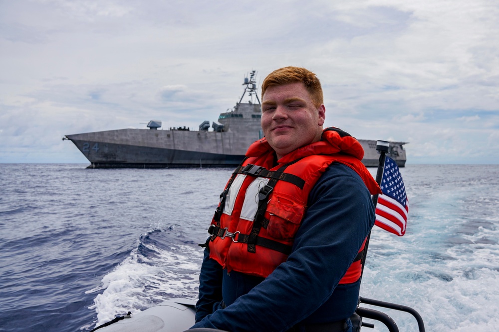 USS OAKLAND CONDUCTS SMALL BOAT OPERATIONS