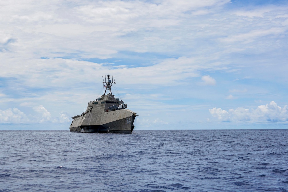 USS OAKLAND CONDUCTS SMALL BOAT OPERATIONS