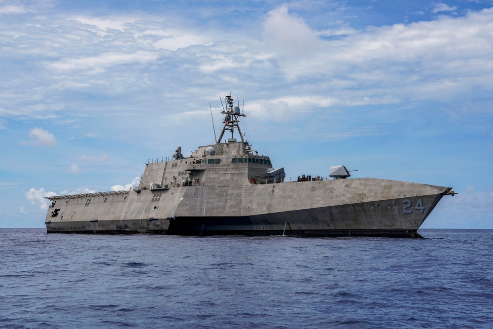 USS OAKLAND CONDUCTS SMALL BOAT OPERATIONS